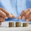 El ingreso mínimo mensual actualmente alcanza los $553.553 y tendrá un nuevo reajuste a partir del 1 de enero de 2027. El alza estará determinada por la inflación acumulada entre mayo y diciembre de este año.