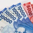 Especialistas en conservación de documentos coinciden en que el aluminio funciona como una barrera contra la humedad, la luz y los cambios de temperatura que deterioran los billetes con el paso del tiempo. Los pasos para hacerlo bien.