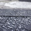 En medio del nuevo sistema frontal, se reporta caída de granizos en comunas del sector oriente de Santiago, que acompañan los eventos meteorológicos que también han dejado fuertes lluvias en cortos periodos de tiempo.