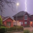 Sorpresa causaron las intensas tormentas eléctricas registradas el jueves en Santiago, un fenómeno que, según el periodista especializado en meteorología de Megatiempo, Alejandro Sepúlveda, se repetirá durante este viernes. ¡Revisa los detalles!