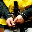 Un comisario PDI que se encontraba de franco terminó detenido y deberá enfrentar este viernes un control de detención por lesiones graves, luego de disparar contra un funcionario de Gendarmería que habría intentado atacarlo.