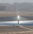 China completó la instalación de casi 16 mil espejos en una planta termosolar ubicada a más de 4.650 metros de altura. El proyecto destaca por su enorme campo solar, almacenamiento térmico y condiciones extremas de construcción.