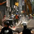 Familiares de la mujer que resistió casi 37 horas atrapada por el terremoto en Colombia confirmaron el sábado su muerte después del rescate, mientras continúa la remoción de escombros en el país con la esperanza mínima de encontrar sobrevivientes.