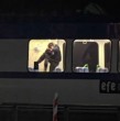 Un confuso incidente se registró durante la noche del sábado al interior de un vagón del tren de Valparaíso, luego de que un hombre comenzara a golpear una de las ventanas. Lo hizo tras realizar un asalto y atacar a un pasajero.