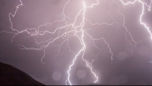 Con lluvias fuertes en corto tiempo: Meteorología emite y actualiza 'avisos' de tormentas eléctricas en sectores de cinco regiones