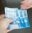La PGU puede entregar hasta $231.732 mensuales a las personas de entre 65 y 81 años, pero no todos pueden recibirla. El monto de la pensión base, situación socioeconómica y tiempo de residencia en Chile son algunos de los factores a considerar.