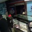 Una mujer organizó un cumpleaños junto a su hijo, pero ambos fueron captados robando en distintos locales. El joven acumula 11 detenciones por diversos delitos.