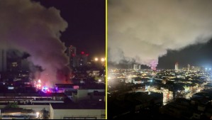 Gran incendio afecta a viviendas en Iquique: Columna de humo es vista desde varios puntos de la ciudad