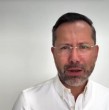El ministro de Vivienda de Colombia desató severas críticas y una posible moción de censura al viajar a la playa con su familia tras el devastador terremoto que afectó al país.