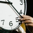 El sábado 5 de septiembre se realizará el cambio de hora en Chile, para dar paso al horario de verano. El ajuste aplica en gran parte del país, excepto en dos regiones. Conoce en cuáles no se cambia la hora.