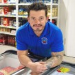 Conoce la historia de Edgard Moreau, el emprendedor que pasó de vender pollo puerta a puerta desde la casa de su mamá a liderar una cadena de supermercados con ventas que hoy alcanzan los $500 millones mensuales.