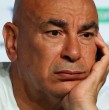 Hossam Hassan, entrenador de la selección de Egipto, se desmayó luego de que sus dos esposas protagonizaran una pelea en un restaurante. El episodio terminó con lesiones y posteriormente con la separación del técnico.