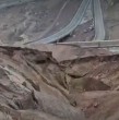Un enorme socavón provocó el colapso de la ruta que conecta Iquique con Alto Hospicio. Las lluvias dejaron el pavimento esparcido por todo el lugar y obligaron a cortar la vía.