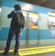 En la noche de este miércoles, Metro de Santiago informó que debió cerrar varias estaciones de la Línea 1, a raíz de una persona en la vía. En específico, son cuatro estaciones las que permanecen sin servicio.