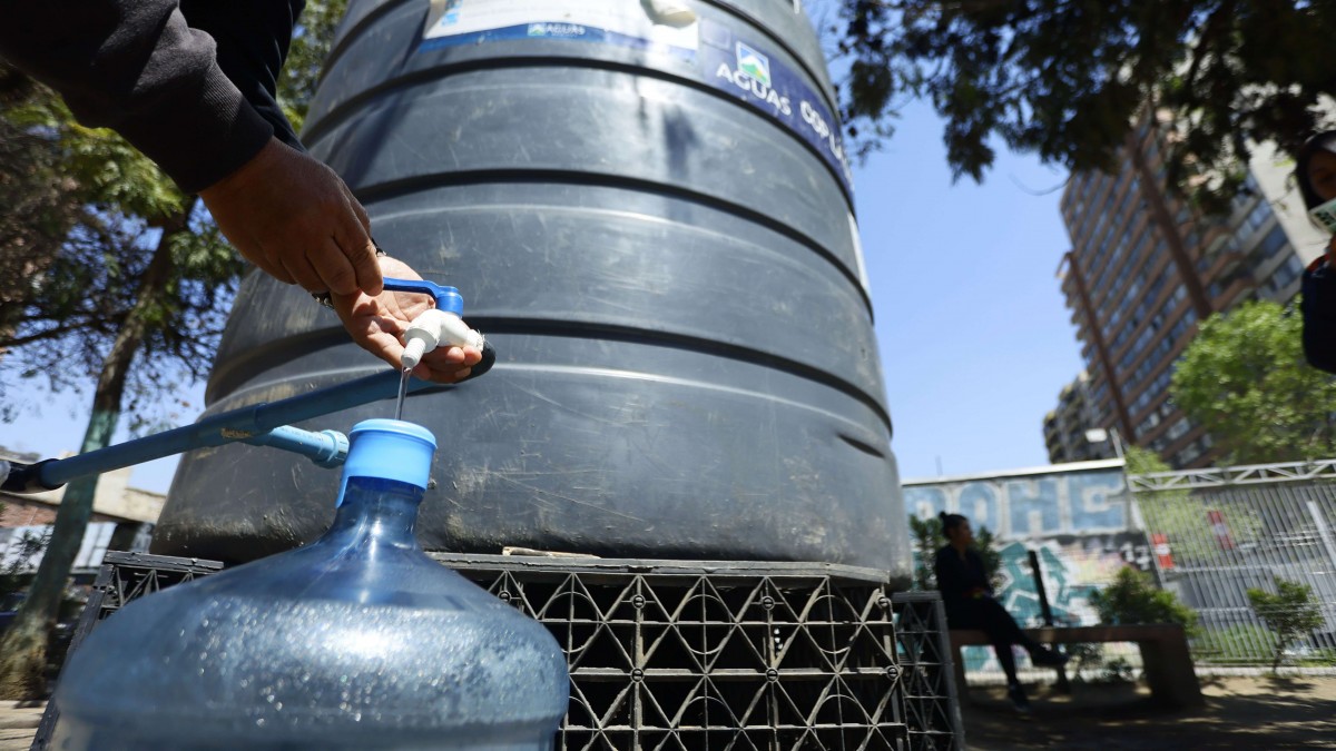 Anuncian corte de agua por hasta 12 horas en cinco comunas de Santiago