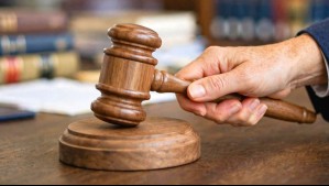 Tribunal obliga a madre a seguir pagando pensión a hija de 28 años con trabajo y sueldo de $1,3 millones: Estos son los motivos