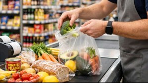 ¿Volvieron los empaquetadores?: Conocido supermercado contrató asistentes para apoyar a clientes con el embolsado