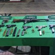 Cuatro hombres fueron detenidos en El Bosque tras una denuncia por amenazas y disparos. Carabineros encontró un fusil, seis pistolas, municiones y un arma con encargo por robo dentro de un departamento.