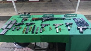 Encuentran fusil y varias pistolas en un departamento: Operativo termina con 4 detenidos en El Bosque
