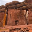 La popular narración del sacerdote inca que atravesó la roca con un disco solar de oro no proviene de la tradición aymara: la escribió un ufólogo estadounidense en 1960 con elementos de teosofía y ufología.