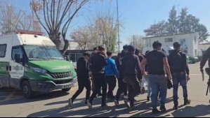 Detienen a 76 hinchas de la 'U' que se tomaron un bus de la locomoción colectiva en 'banderazo'