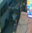 Video muestra la última imagen que se tiene de Antonella y Marianela, dos niñas de 12 años desaparecidas en Renca: ambas fueron captadas subiendo a un vehículo frente a su colegio.