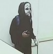 Simayer Hughes, de 22 años, es investigado por perseguir y amenazar a peatones en Filadelfia usando una máscara de Chucky y grabando sus reacciones al observarlos.