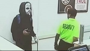 Joven es buscado tras perseguir y amenazar a peatones usando una máscara de Chucky en EEUU