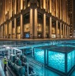 Cuatro pisos bajo uno de los edificios de oficinas más icónicos de Manhattan ocurre cada noche un particular proceso: enormes máquinas congelan cerca de 500 mil libras de agua.