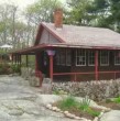 Elis F. Stenman, ingeniero mecánico de origen sueco, apiló 215 hojas por muro y las pegó con una mezcla de harina, agua y pectina de manzana. Hoy la vivienda funciona como museo en Massachusetts.