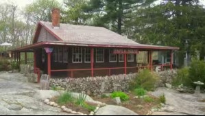 Un ingeniero construyó una casa con 100.000 periódicos en 1922 y sigue en pie un siglo después: el secreto está en la harina