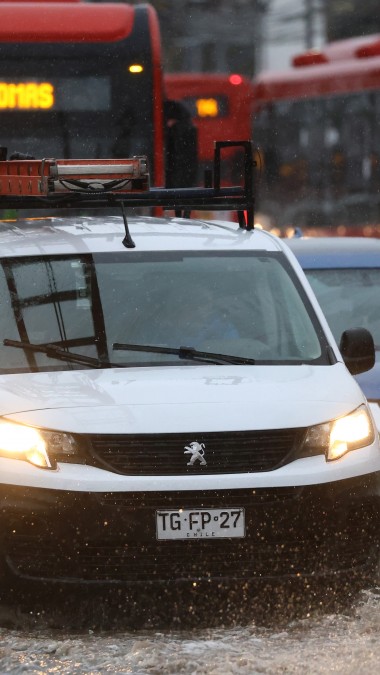 Nuevo sistema frontal llegará a Santiago y dejará varios días de lluvia