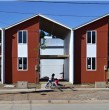 Alejandro Aravena es uno de los arquitectos chilenos con mayor reconocimiento internacional. En 2016 recibió el Premio Pritzker, considerado el Nobel de la Arquitectura.