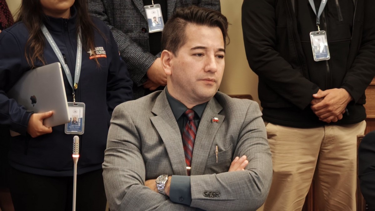 Diputado Javier Olivares sufre el robo de especies desde vehículo fiscal: Conserje se quedó dormido