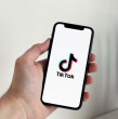 TikTok y ByteDance acordaron pagar 400 millones de dólares en EE. UU. tras ser acusados por el Departamento de Justicia de violar la privacidad de usuarios menores.