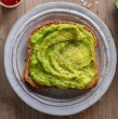 Estudios en PubMed y PMC confirman sus beneficios sobre el colesterol y la microbiota, pero identifican cinco perfiles clínicos ?de la alergia al látex hasta la warfarina? donde la porción decide todo.