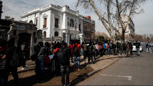 'Ahora entró una turba': Graves incidentes se registran en la Embajada de Haití en el centro de Santiago