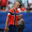 Erling Haaland luce un nuevo corte de pelo, desprendiéndose de su icónica melena rubia, según exhibió este domingo en el debut del Manchester City en la Premier League.