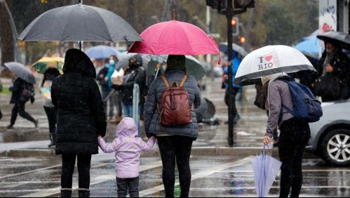 Hasta 65 mm: Meteorología emite alertas por lluvias moderadas a fuertes 'en corto período de tiempo' en sectores de tres regiones