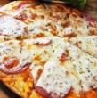 Desde hace algunas semanas, los clientes de Papa Johns venían notando y expresando su molestia porque sus pedidos ya no llegaban junto a la tradicional salsa de ajo. ¡Revisa las razones que entregó la compañía!