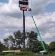 Un electricista quedó atrapado durante más de seis horas dentro de un letrero a 40 metros de altura en Illinois. Al temer por su vida, grabó una despedida para su esposa e hijos antes del rescate.