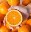 Existe una diferencia farmacológica poco conocida entre las especies del género Citrus. Si bien la naranja dulce es segura con los medicamentos que pierden eficacia por culpa del pomelo, tiene su propio efecto sobre otro grupo de fármacos frecuentes.