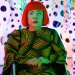 Yayoi Kusama, una de las artistas japonesas más influyentes de la vanguardia, murió a los 97 años. Su obra, marcada por los lunares, las redes y las instalaciones inmersivas, alcanzó reconocimiento mundial.