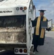 José Israel Hernández, un joven de 21 años oriundo del estado de Tamaulipas, México, celebró su titulación de una particular manera: Posó con su toga y birrete sobre el camión de basura que, durante cinco años, le permitió financiar sus estudios.