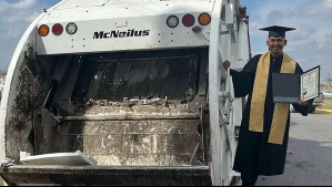 Posó con su birrete y toga en el camión de basura: Joven se gradúa tras trabajar como recolector durante toda su carrera