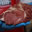 ¿Cuánta carne comprar para un asado? La recomendación es calcular entre 350 y 400 gramos por adulto y entre 150 y 250 gramos por niño. Revisa cuánto necesitas para 10 personas.