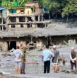 Una violenta avalancha de lodo y escombros arrasó pueblos en la frontera entre Nepal y el Tíbet. El desastre deja al menos 165 muertos y más de 1.300 desaparecidos, entre ellos turistas extranjeros.