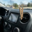 La humedad acumulada en el interior de los vehículos puede generar malos olores, especialmente cuando se concentra en la tapicería. Conoce los sencillos trucos para eliminar los malos olores de tu auto.