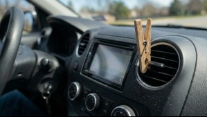 ¿Mal olor en el auto? El sencillo truco casero que puedes probar con un perro de ropa