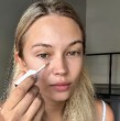 Alexandra Litvinova, novia de Alexis Sánchez, reveló en Instagram su rutina de maquillaje natural: un solo producto para cejas, labios, mejillas y ojos, sin recargar el rostro.